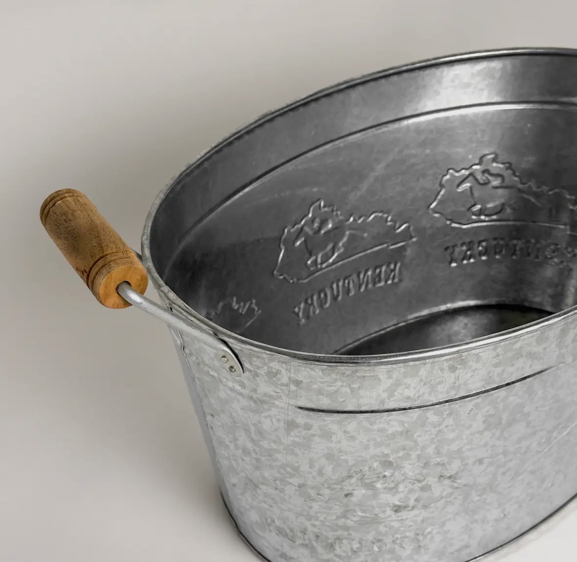 Kentucky galvanized tub with wood handles