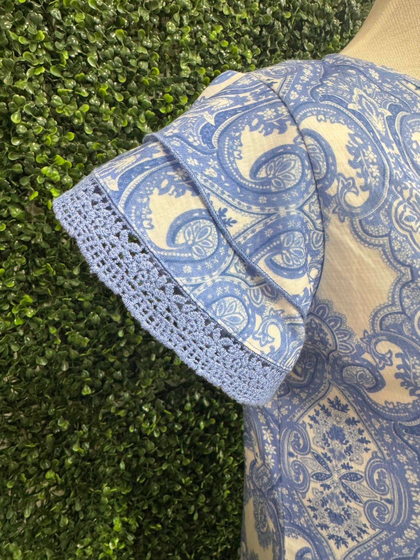 Keren Hart Blue & White Paisley Lace Flutter Sleeve Top