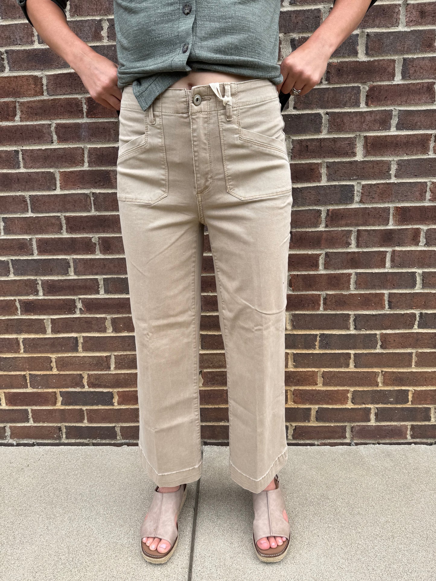 Charlie B Cropped Wide Leg Colored Twill Pants With Rectangular Patch - Sesame