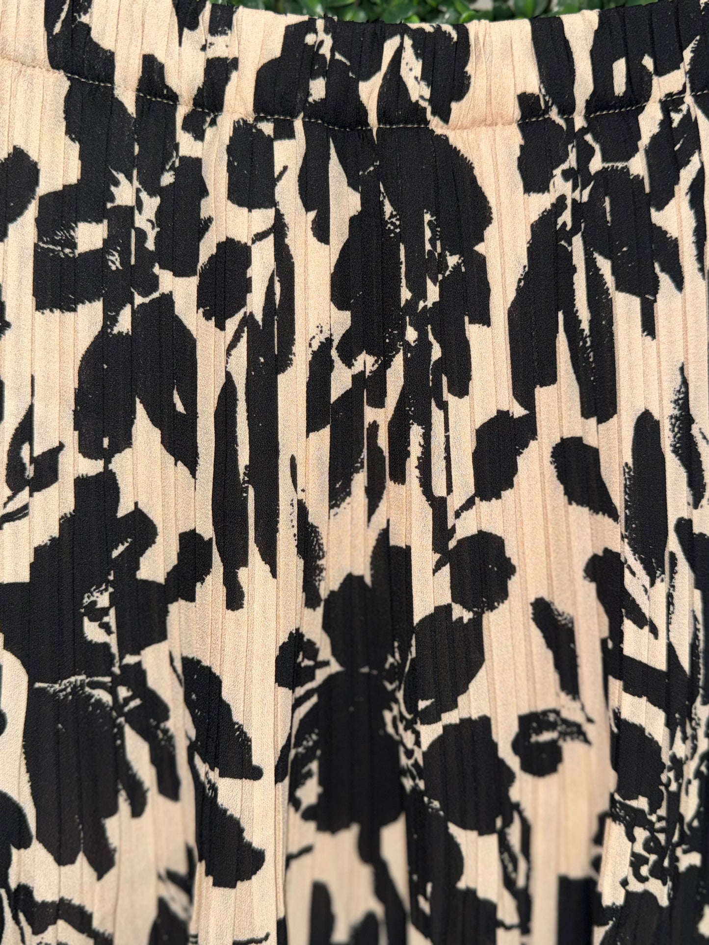 Keren Hart Black & Tan Floral Mini Pleat Midi Skirt