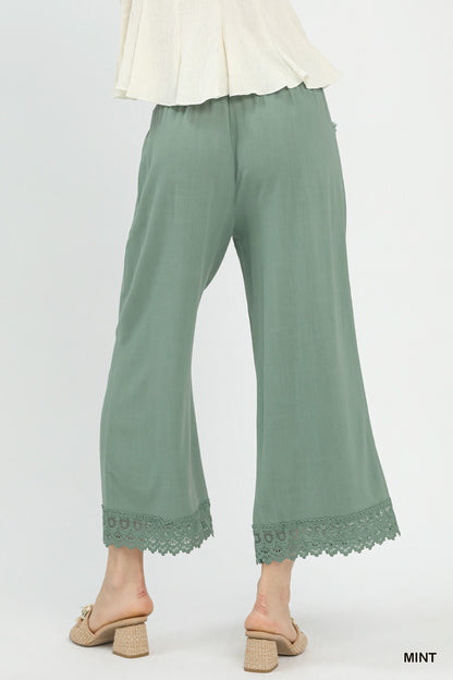 Back view of linen wide-leg pants with elastic waistband and wide-leg design, 55% linen 45% cotton, casual chic style.