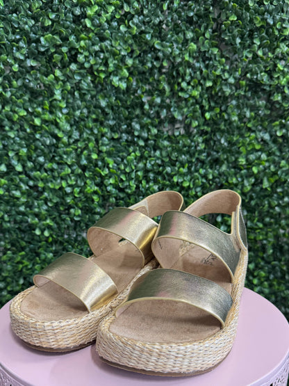 Summer Sandal. Perfect for a beach vacation. Neutral color to match with many outfits. 