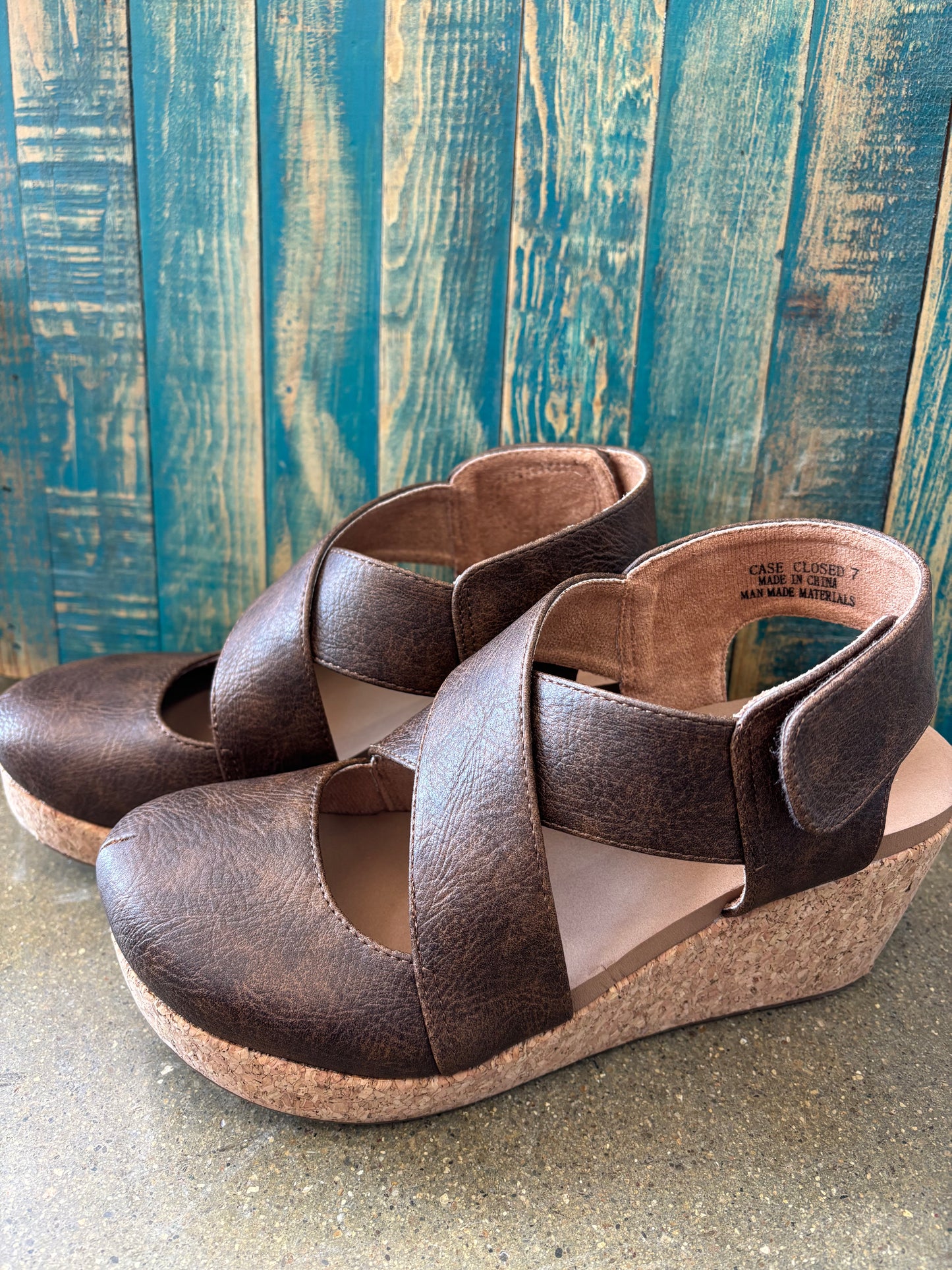 Corkys Case Closed wedges - Brown