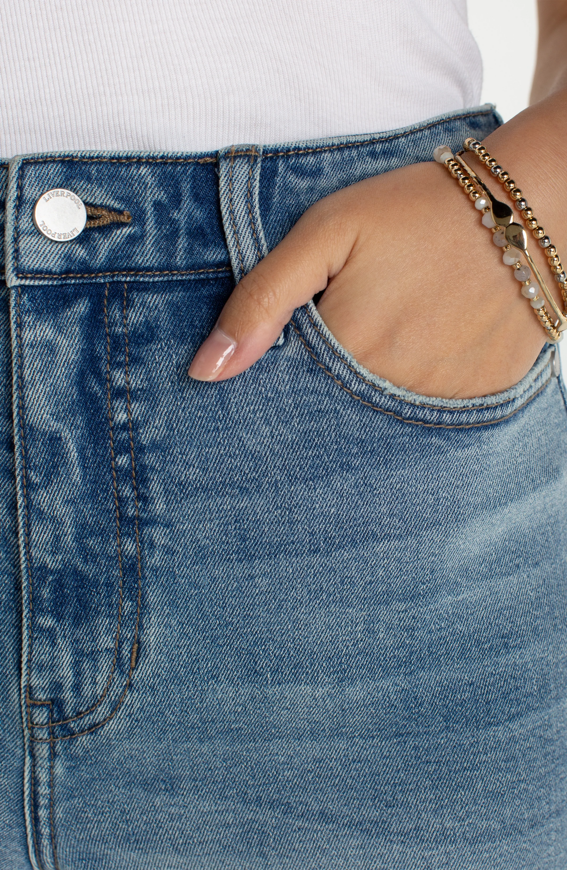 Detail photo stylish Liverpool Liv jeans casual outfit high rise denim for women everyday wear 